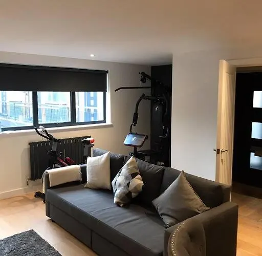 New Town House With *Free Allocated Parking*