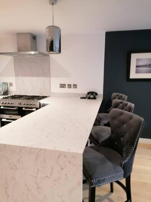 New Town House With *free Allocated Parking* Apartment *