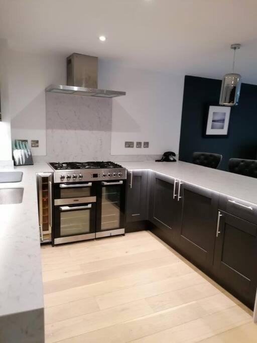 New Town House With *free Allocated Parking* Apartment *