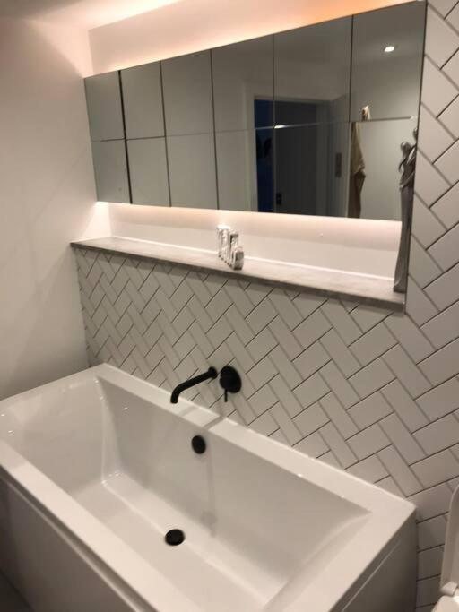 Apartment New Town House With *free Allocated Parking* Brighton